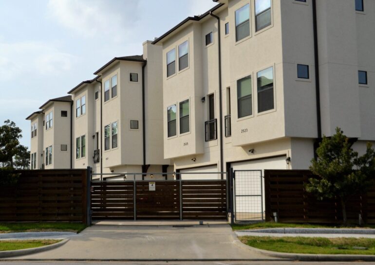 5 Reasons to Hire a Security Guard for Your Apartment Building